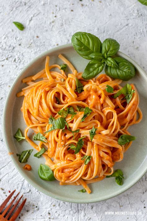 Linguine mit Tomaten-Parmesansoße – cremig & lecker! Chicken Ranch Pasta, Zucchini Spaghetti, Burger Sauce, One Pot Pasta, Spaghetti Pasta, European Food, Linguine, Easy Weeknight Meals, Weeknight Meals