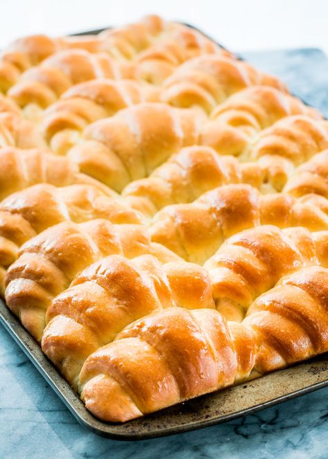 These Best Ever Dinner Crescents are really the perfect dinner rolls, soft, buttery, best tasting yet still simple to make. Crescent Bread, Crescent Roll Dough Recipes, Crescent Dinner Rolls, Homemade Crescent Rolls, Quick Rolls, Croissant Roll, Homemade Croissants, Crescent Recipes, Jo Cooks