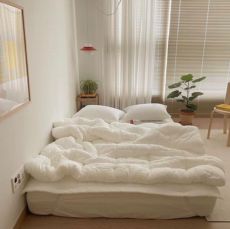 Fluffy Comforters, Fluffy Comforter, Autumn Interior, White Comforter, Cute Room Ideas, Minimalist Interior Design, Fall Weather, White Bedding, Minimalist Interior