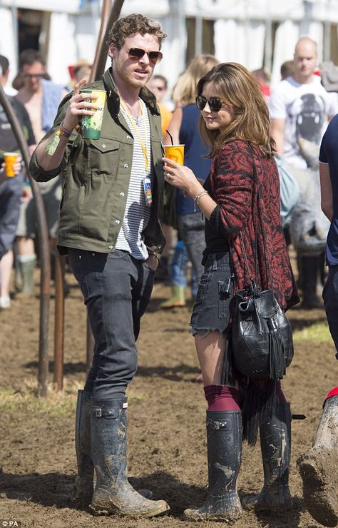 Doctor Who's Jenna Coleman and Games of Thrones star boyfriend Richard Madden looked relaxed as they spent time backstage at Glastonbury on Saturday Glastonbury Fashion, Hunter Boots Outfit, Rainwear Girl, Robb Stark, Hunter Wellies, Jenna Louise Coleman, Lily Allen, Glastonbury Festival, Richard Madden