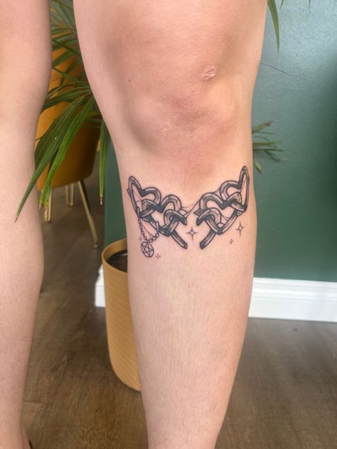 Done by Darlington.Enchanted! Chain Thigh Tattoo, Chain Tattoos, Chain Tattoo, My Portfolio, Thigh Tattoo, A Tattoo, Tattoo Artist, My Website, Tattoo Artists