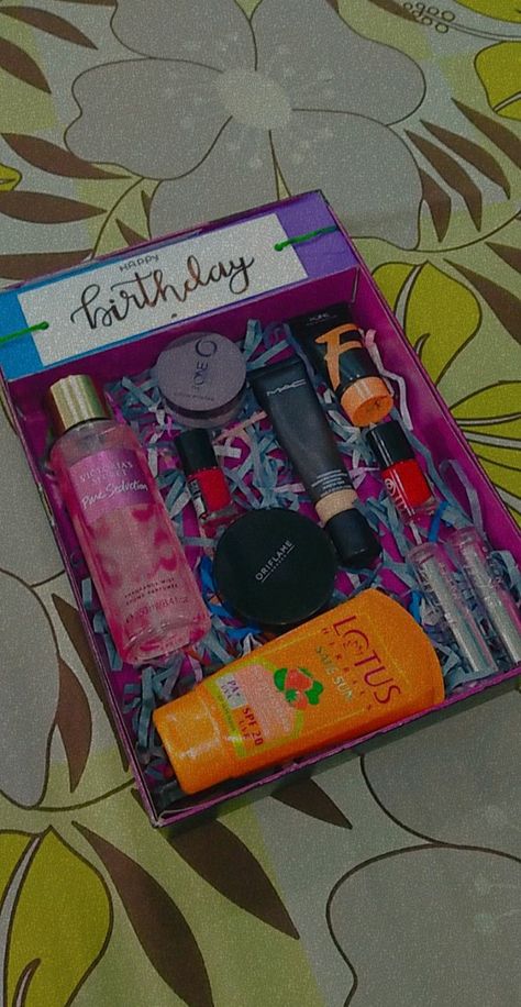 Gifts Snaps Snapchat Story, Pre Birthday Gifts Snapchat Story, Birthday Gift Snapchat, Fake Gifts Story, Birthday Gifts Snapchat Story, Birthday Gift Snap, Makeup Hamper, Makeup Hampers, Gifts Snap