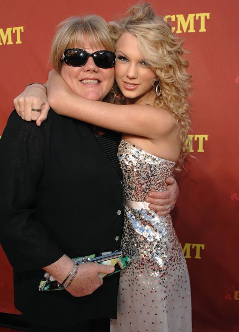 Taylor Swift Reveals Her Mom Andrea Has a Brain Tumor: 'We Don't Know What Is Going to Happen' Taylor Swift New, Celebrity Lifestyle, Red Taylor, Taylor Swift 13, Taylor Swift Pictures, Female Singers, Cute Celebrities, Taylor Alison Swift, Womens Rights