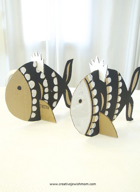 Cardboard-Fish-Centerpiece Cardboard Fish Craft, Cardboard Ocean Animals, Cardboard Fish, Fish Centerpiece, Purim Party, Cardboard Animals, Fleurs Diy, Fish Crafts, Cardboard Art