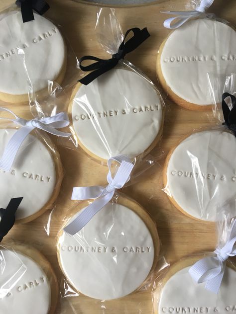 Engagement Doorgift, Doorgift Kahwin Idea, Goodies Kahwin, Cookies Doorgift, Doorgift Kahwin, Fondant Biscuits, Wedding Doorgift, Biscuit Wedding Favours, Godparent Proposal