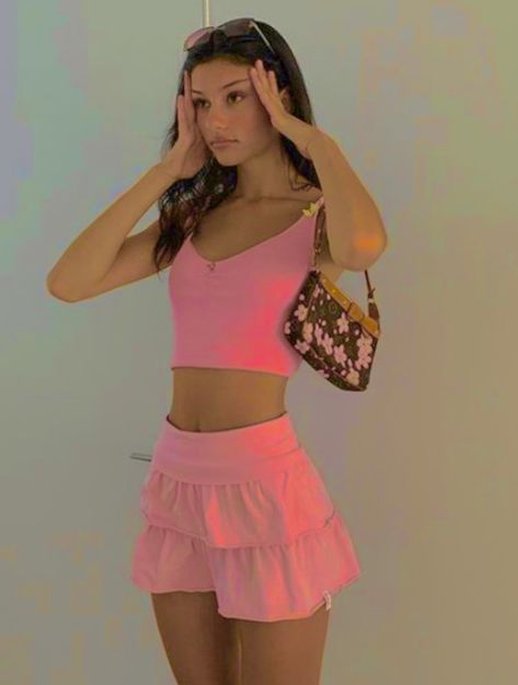 Outfits 2000s, Tennis Skirt Outfit, 2000s Outfits, Miniskirt Outfits, 2000s Fashion Outfits, Mode Ootd, 2000s Fashion, Pink Top, Girly Outfits