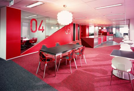 9 Spectacular Headquarters Designs From Banks and Credit Unions Office Reception Area Design, Reception Area Design, Corian Solid Surface, Commercial Design Exterior, Red Office, Office Details, Black Interior Design, Facade Cladding, Deco Studio