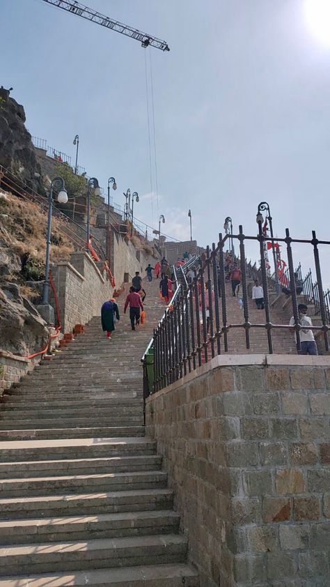 Pavagadh mandir Pavagadh Temple New Photo, Shiv Mandir Snapchat Story, Mandir Snapchat Story, Mandir Snap, Pavagadh Temple, Kali Mandir, Gujarat Temple, Couples Hidden Face Pics, Devi Images