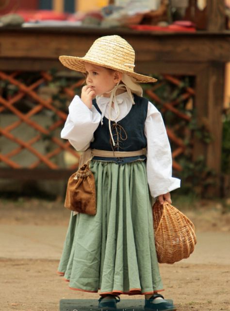 Renaissance Faire costume for little girl Medieval Faire Costume, Peasant Costume, Recuerdos Primera Comunion Ideas, Ren Faire Outfits, Ren Faire Costume, Fair Outfits, Medieval Costume, Period Outfit, Costume Collection