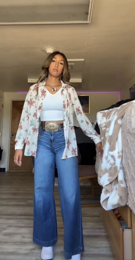 Western Outfits With Button Up, Western Outfits With Wide Leg Jeans, Pearl Snap Outfit Women, Winter Western Outfits Women Casual, 7 Jeans Outfit Western, Simple Rodeo Outfits For Women, Rodeo Outfits Winter, Country Concert Outfit Jeans, Jeans Country Concert Outfit