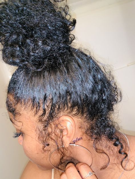 Messy Natural Hair Bun, Messy Curly Bun Black Women, Curly Messy Bun Black Women, Messy Bun Natural Hair Black, Natural Messy Bun, Messy Bun Natural Hair, Slick Buns, Messy Bun Curly Hair, Natural Hair Bun Styles