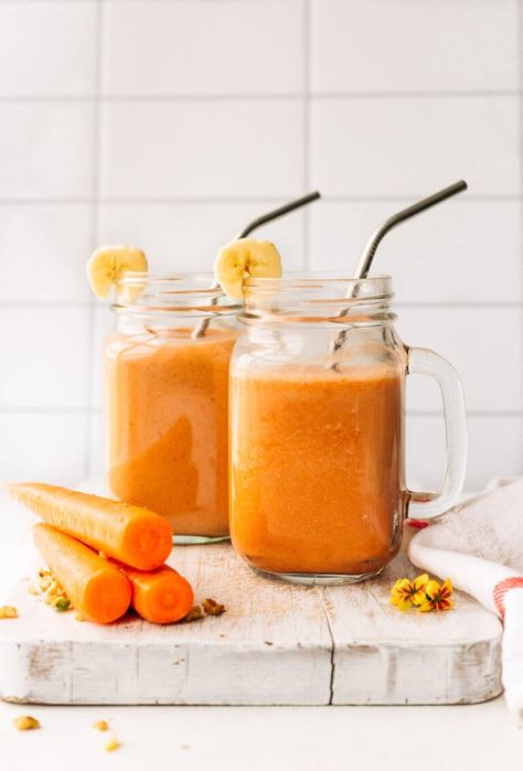 A delicious carrot smoothie packed with carrot juice, a frozen banana and protein powder. This combo tastes like liquid carrot cake! #carrotcake #proteinshake #proteinsmoothie #proteinpowder #eatingbirdfood Carrot Cake Protein, Smoothie Protein, Carrot Cake Smoothie, Vegan Protein Shake, Food Garnish, Eating Bird Food, Carrot Smoothie, High Protein Smoothies, Breakfast Easy