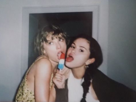 Taylor Swift And Selena Gomez, Taylor Swift Fotos, Miss Americana, Selena And Taylor, Estilo Taylor Swift, Marie Gomez, Celebrity Dads, Swift 3, Long Live Taylor Swift