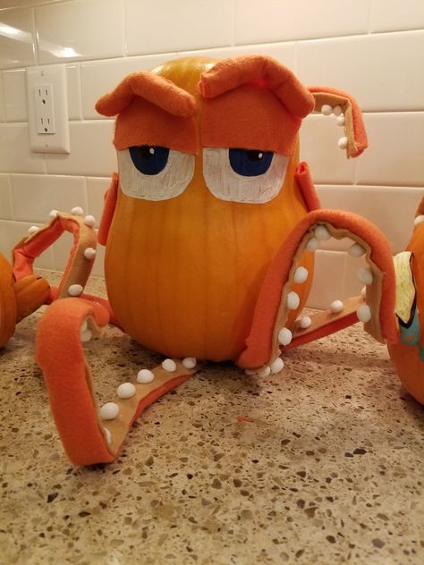 Pumpkin Decoration Book Character, Hank The Octopus, Octopus Pumpkin Decorating, Octopus Pumpkin Carving, Pumpkin Octopus, Octopus Pumpkin, Pumpkin Animals, Turtle Pumpkin, Awesome Pumpkin Carvings