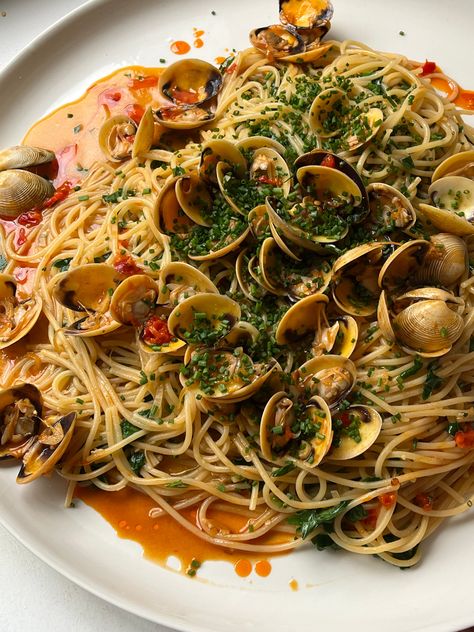 Mud Australia Recipes | Joel Bennetts' Spaghetti Vongole Spaghetti Vongole Recipe, Joel Bennetts, Pasta Vongole, Australia Recipes, Italian Seaside, Spaghetti Vongole, Mud Australia, Large Pots, 4 Ingredients