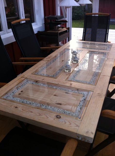 bord med stenar och glasskiva Door As Table Top, Doors Made Into Tables, Tables Made From Doors, Door Recycling Ideas, Door Dining Table Diy, Door To Table Diy, Dining Table Made From Old Door, Old Door Tables, Door Dining Table