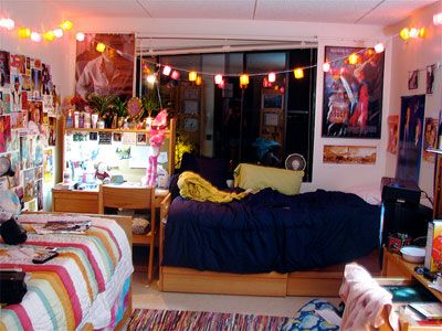 5 Dorm Room Shopping Tips Dorm Room Supplies, Dorm Layout, Dorm Room Layouts, Boho Apartment, Dorm Design, Apartment Wall Decor, Dorm Sweet Dorm, Dorm Inspiration, College Bedroom