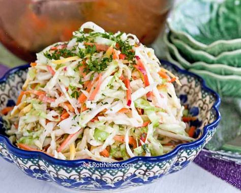 Jicama Slaw, Picnic Side Dishes, Easy Coleslaw, Coleslaw Recipe Easy, Easter Side Dishes, Classic Salad, Homemade Coleslaw, Seared Tuna, Creamy Coleslaw