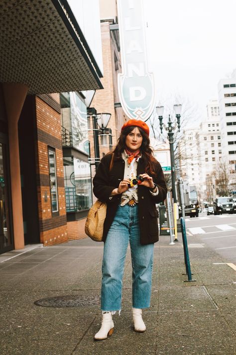 A POP OF COLOUR: How to Wear A Beret How To Wear A Baret, Yellow Beret Outfit, Beret Outfit Winter, Outfits With Berets, Baret Hat Outfit, Beret Outfit Street Style, Berrets Outfits, Red Beret Outfit, Outfit With Beret