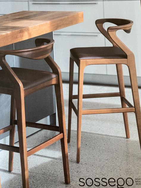 Bali Chair, Modern Bar Stools Kitchen, Kitchen Counter Chairs, Chairs For Kitchen Island, Oak Bar Stools, Wood Chair Design, Colonial Interior, Kursi Bar, Bar Stools Kitchen Island