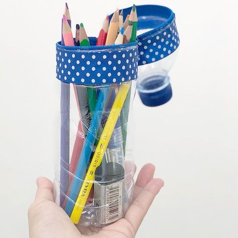 DIY Bottle Pencil Case #pencilcase #diypencilcase ★ Cute and cool back to school supplies every student must-have. ★ #schoolsupplies #stationary #diyschoolsupplies #tutorial #backtoschool #schoolsupplieschecklist Diy Crafts Pencil Case, Escuela Diy, Diy Pencil Case, Empty Plastic Bottles, Recycled Crafts Kids, Reuse Plastic Bottles, Diy Pencil, Diy School Supplies, Recycled Bottle