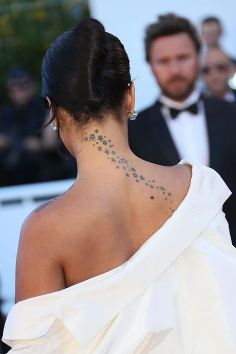 La pluie d'étoiles dans la nuque de Rihanna Rhianna Tattoos, Kiki Tattoo, Phoenix Tattoo Girl, Neck Tats, Rihanna Tattoo, Cannes 2017, Cute Little Tattoos, Small Tattoo Designs, Rihanna Fenty