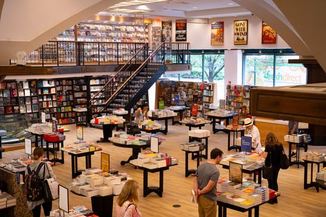 Barnes & Noble Undergoes a Back-to-Basics Redesign - The New York Times Barnes And Noble New York, Barnes And Noble Aesthetic, Noble Aesthetic, Book Bar, Modular Shelving, Store Displays, Corporate Branding, Shelf Design, Green Wall