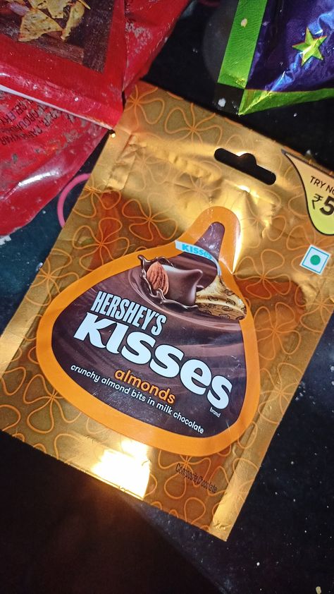 Hershey's kisses chocolate pack Kisses Chocolate Snap Ideas, Chocolate Snap, Chocolate Board, Hershey Kisses Chocolate, Friend Party, Eating Food Funny, Funny Snapchat, Food Captions, Dance Playlist