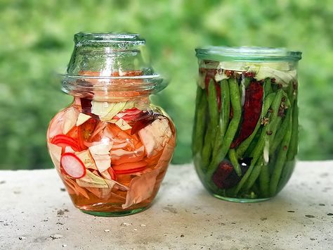 How to naturally pickle vegetables the Sichuan way, including cabbage, green beans and chilies for snacking and cooking Fermented Green Beans, Pickle Vegetables, Lacto Fermented Pickles, Fermented Vegetables Recipes, Cultured Food, Long Beans, Fermented Pickles, Long Bean, Fermented Vegetables