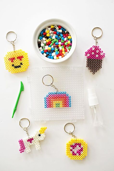 Cute DIY Backpack Beaded Keychains Kids Can Make. Adorable back to school craft or handmade gift form kids. AD Zirrly Super Beads Diy Backpack Pattern, Diy Crafts Keychain, Keychains Diy, Hello Wonderful, Get Ready For School, Cute Keychains, Backpack Keychain, Keychain Ideas, Keychain Craft