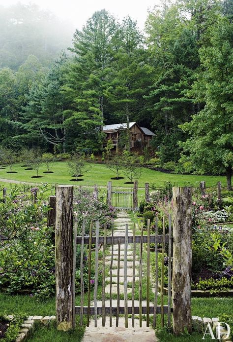 52 Beautifully Landscaped Home Gardens - Architectural Digest Rustic Backyard, English Country Style, Gardening Books, The Secret Garden, Farm Style, Garden Cottage, Rustic Gardens, Greenhouses, Garden Gates