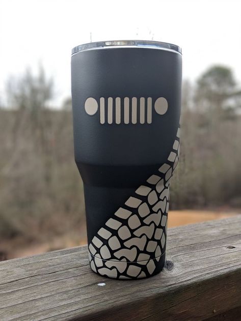 Modificaciones Jeep Xj, Jeep Tumbler, Yeti Cup Designs, Jeep Gifts, Jeep Wrangler Accessories, Hors Route, Wrangler Accessories, Glitter Tumbler Cups, Dream Cars Jeep