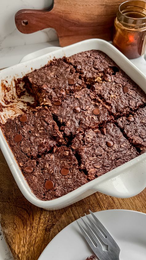 Brownie Baked Oatmeal (Vegan Protein Breakfast) - Maria's Munchies Brownie Baked Oatmeal, Vegan Protein Breakfast, Oatmeal Vegan, Dessert For Breakfast, Breakfast Oatmeal Recipes, Protein Brownies, Baked Oatmeal Recipes, Breakfast Choices, Guilt Free Dessert