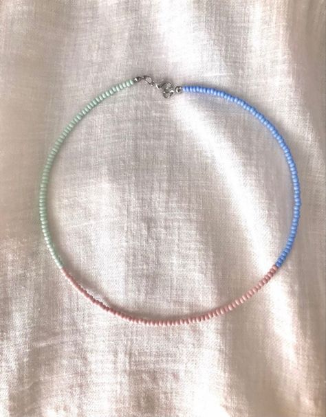 Pink And Blue Beaded Bracelets, Pulseras Kandi, Beaded Jewelry Necklaces, Indie Jewelry, Beaded Jewlery, Beaded Necklace Diy, Beaded Jewels, Diy Bracelet Designs, Beads Bracelet Design