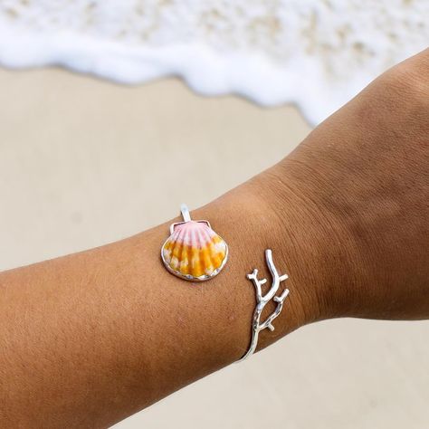 Moana Flores on Instagram: “|| Sunrise shell coral branch cuff ||” Beach Accessories Aesthetic, Silversmith Rings, Sunrise Shell, Surf Jewelry, Tropical Jewelry, Jewelry Beach, Diy Bracelets Patterns, Girly Accessories, Shell Bracelet