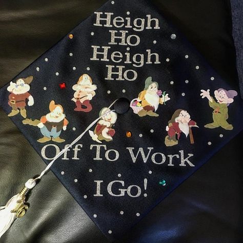 Snow white and the 7 dwarfs grad cap! Snow White Graduation Cap, Unique Graduation Cap Designs College, Disney Graduation Cap Ideas, Seniors Jacket, Graduations Ideas, Disney Grad Caps, Funny Christmas Party Invitations, Graduation Cap Designs College, Graduation Designs