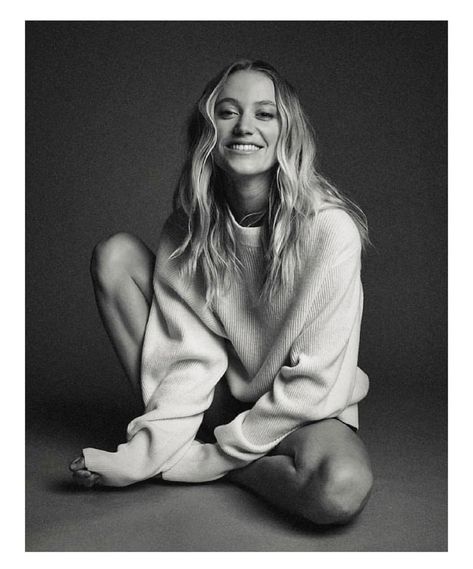 Maika Monroe Maika Monroe, Camille Rowe, Dark Blonde Hair, Pure Beauty, Light Hair, Models Off Duty, Black And White Pictures, Just Girl Things, Celebrities Female