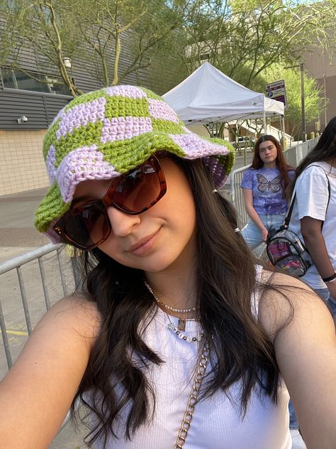 Bucket hat tejido en crochet de cuadros verdes y lilas Purple Bucket Hat, Green Bucket Hat, Bucket Hat Crochet, Purple Square, Crochet Bucket, Crochet Bucket Hat, Crochet Inspo, Hat Crochet, Purple And Green