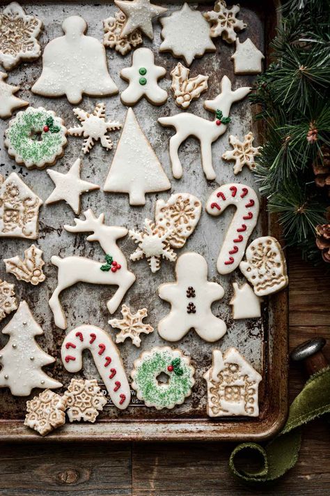 Winter Cookies Decorated, Christmas Cutout Cookie Recipe, Sugar Cookie Cutout Recipe, Christmas Cookie Icing, Brown Sugar Cookie Recipe, Cutout Cookie, Christmas Cookie Exchange Recipes, Spice Sugar Cookies, Christmas Cutout Cookies