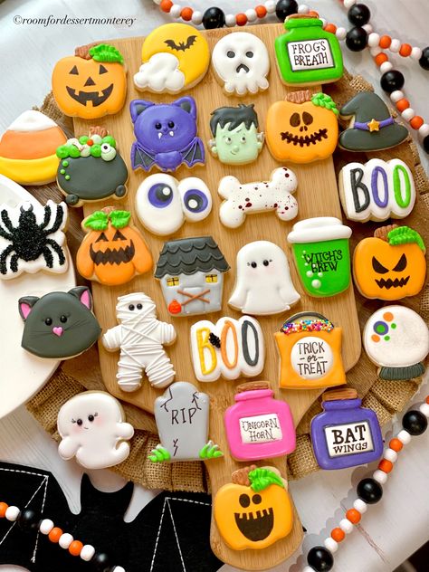 Mini Halloween Cookies Decorated, Halloween Mini Cookies Decorated, Halloween Decorated Cookies Royal Icing, Halloween Cookies Decorated Easy, Mini Cookies Decorated, Halloween Cookies Decorated Royal Icing, Halloween Royal Icing Cookies, Halloween Cookies Royal Icing, Halloween Decorated Sugar Cookies