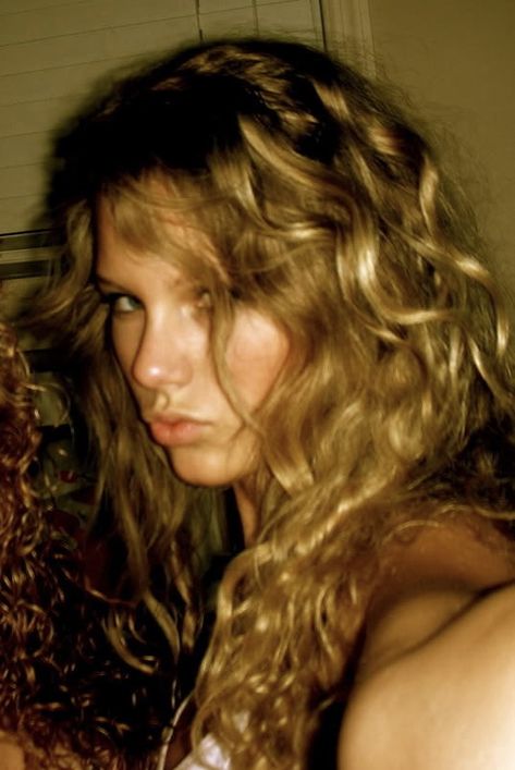 rare taylor swift Taylor Swift Curls, Taylor Swift Curly Hair, Rare Taylor Swift, Vintage Prom, Natural Curls Hairstyles, Taylor Swift Hair, Taylor Swift 13, Natural Curls, Taylor Alison Swift