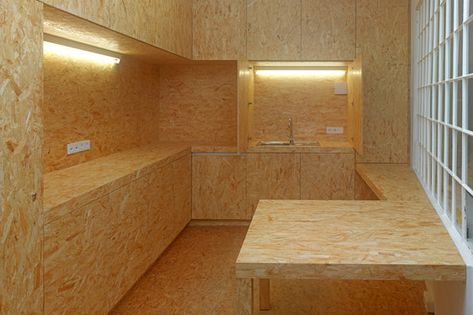 Gallery Susanne Zander by Jan Ulmer | Shop interiors Chipboard Interior, Osb Furniture, Osb Plywood, Osb Wood, Osb Board, Plywood Interior, Diy Furniture Cheap, Wooden Architecture, Wooden Pallet Furniture