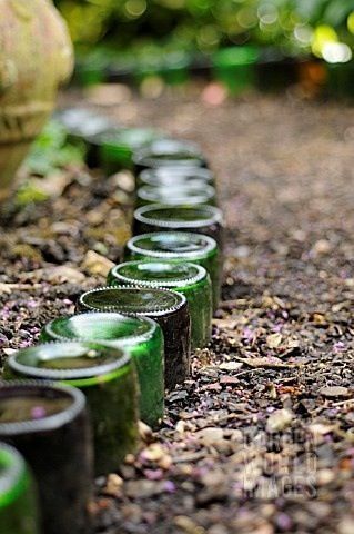 Garden Spells, Wine Bottle Garden, Path Edging, Garden Pathways, Garden Works, Glass Garden Flowers, Stone Patio, Sensory Garden, Garden Floor