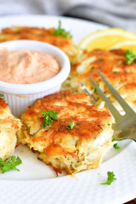 The best crab cakes let the fresh crab meat be the main event with very little filler and a whole lot of flavor. These classic Maryland style crab cakes feature jumbo lump crab meat, lemon, parsley, a little filler to keep them together and a touch of spice from cayenne pepper.  #crab #crabcakes #lumpcrab #seafood #easydinner #30minutemeals Cakes With Yogurt, Frozen Crab Cakes, Crab Cake Sauce, Best Crab Cakes, Crab Cakes Easy, Maryland Style Crab Cakes, Jumbo Lump Crab, Lump Crab Meat, Crab Cake Recipes