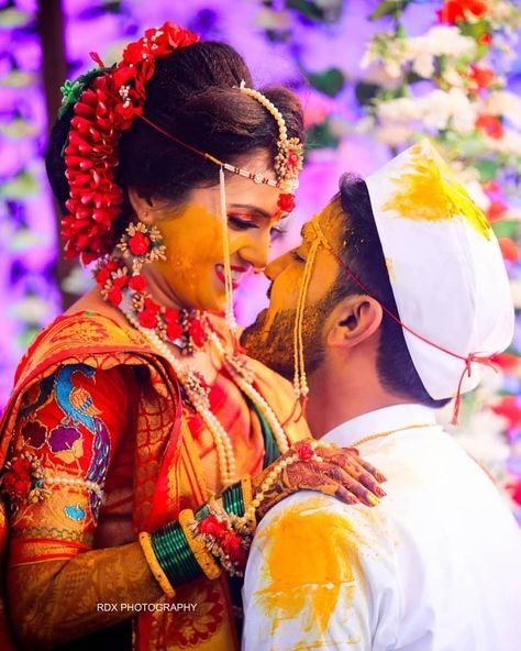 Marathi Haldi Couple Poses, Haldi Pic, Haldi Couple, Haldi Pose, Haldi Shoot, Haldi Photography, Haldi Outfit For Bride, Haldi Photoshoot, Maharashtrian Wedding