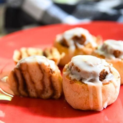 Check out this tasty Weight Watchers Cinnamon Rolls Recipe you can enjoy without feeling guilty! Made with just two simple ingredients—self-rising flour and non-fat Greek yogurt—these rolls are easy on your waistline and super quick to make. At only 5 points per roll, you can indulge while keeping things on track! Cinnamon Roll Casserole, Dough Ingredients, Feeling Guilty, Cinnamon Bread, Cinnamon Rolls Recipe, Self Rising Flour, 2 Ingredient, Caramel Flavoring, Cinnamon Buns