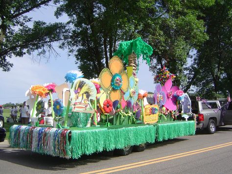 parade float Cinco De Mayo Parade Float Ideas, Weird Animals Vbs, Car Decoration Ideas, Beach Floats, Parade Float Ideas, Mardi Gras Float, Animal Parade, Simple Decorations, Car Display