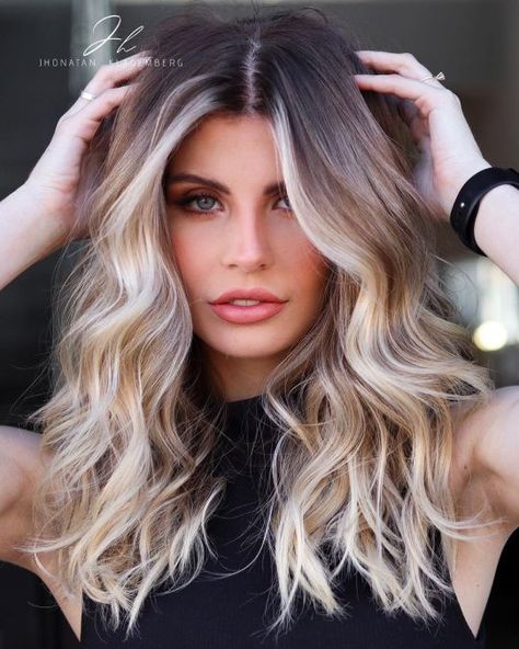 Face-Framing Blonde Gradient Blonde Accent Highlights, Highlights Around Face, Accent Highlights, Pale Blonde Hair, Copper Blonde Hair Color, Gold Balayage, Colors For 2024, Blonde Hair Colors, Buttery Blonde