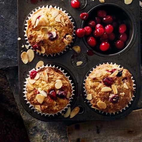 Cranberry and almond muffins: Muffin Recipes #muffins #cranberryrecipe #almonds Christmas Morning Recipes, Raspberry Breakfast, Easy Christmas Breakfast, Snack Easy, Almond Muffins, Christmas Breakfast Recipe, Cranberry Almond, Cranberry Muffins, Simple Muffin Recipe