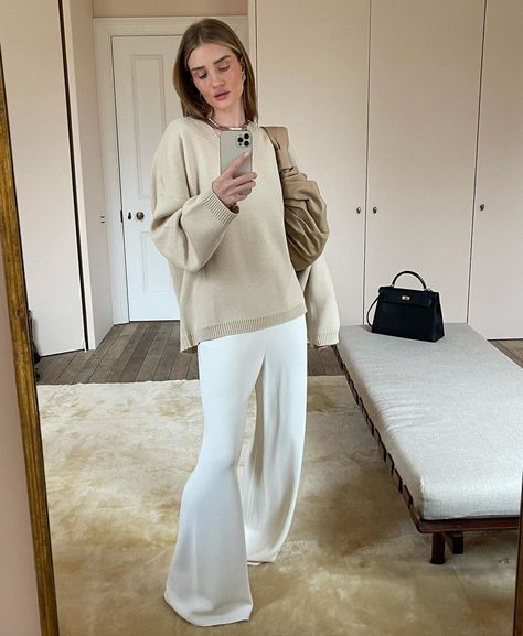 Rosie HW on Instagram: “Been absolutely nowhere but missed doing these so here are some looks I loved but couldn’t wear... 😂 #lockdownlooks —some tagged items are…” Rosie Huntington Whiteley Style, Rosie Hw, White Tracksuit, Rosie Huntington, Elegante Casual, Spring Look, Weekly Outfits, Huntington Whiteley, Rosie Huntington Whiteley